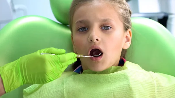 Girl Opens Mouth Dentist Check Teeth Mouth Mirror Routine Checkup — Stock Photo, Image