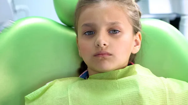 Assustada Menina Pré Escolar Franjas Senta Cadeira Dentista Espera Procedimento — Fotografia de Stock