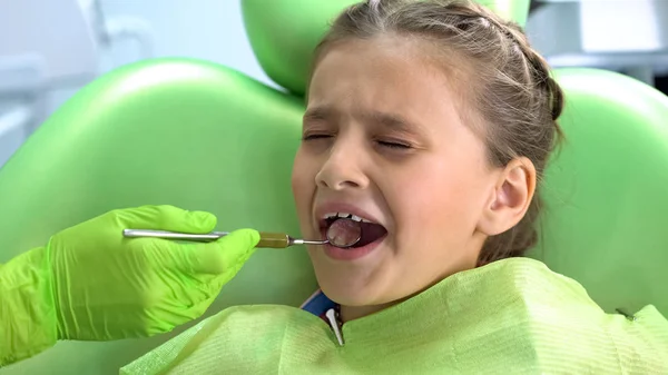Niedlichen Vorschulmädchen Angst Vor Zahnuntersuchung Mit Mundspiegel Kindliche Angst — Stockfoto