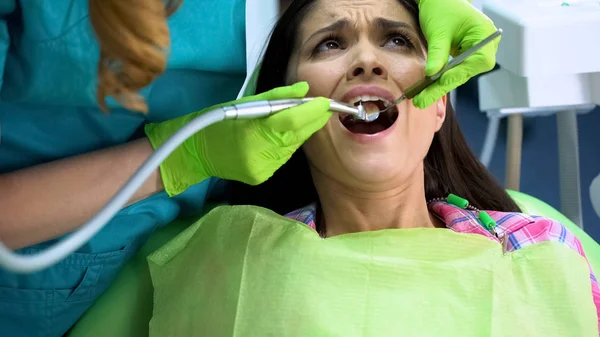 Dentista Perfuração Mulher Assustada Cárie Dentária Remoção Placa Saúde Cavidade — Fotografia de Stock