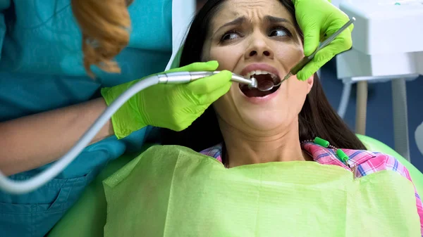 Frau Leidet Vor Der Behandlung Unter Starken Zahnschmerzen Angst Vor — Stockfoto