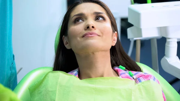 Женщина Стоматологическом Кресле Смотрит Врача Перед Процедурой Удалению Бляшки — стоковое фото