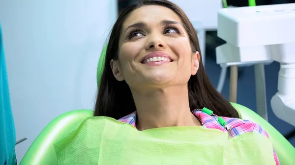 Donna Sorridente Dopo Trattamento Dei Denti Successo Cliente Soddisfatto Buon — Foto Stock