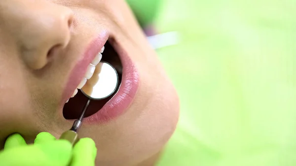 Zahnarzt Bei Untersuchung Der Vorderzähne Mit Mundspiegel Vorbeugende Zahnheilkunde — Stockfoto