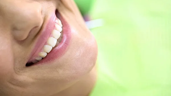 Memnun Diş Hekimliği Müşteri Beyazlatma Prosedür Klinik Bembeyaz Dişler — Stok fotoğraf