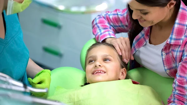 Lyckligt Leende Flicka Efter Tandvård Förfarande Välmeriterade Pediatric Tandläkare — Stockfoto