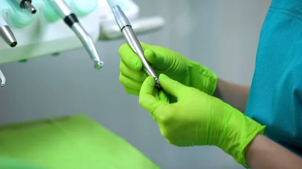 Estomatólogo Poner Taladro Pieza Mano Preparación Para Procedimiento Odontología —  Fotos de Stock