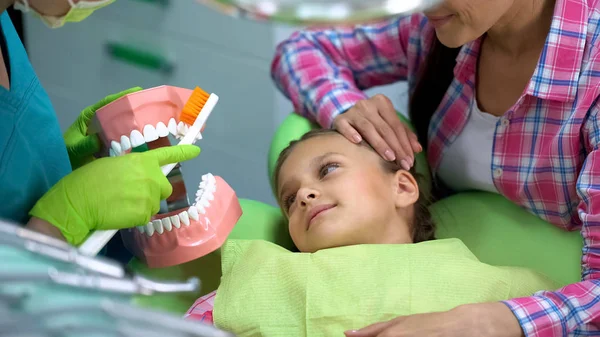 Amistoso Dentista Pediátrico Que Explica Niño Cómo Cepillarse Los Dientes —  Fotos de Stock