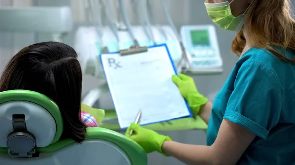 Dentist Showing Female Patient Insurance Procedure Health Prescription — Stock Photo, Image