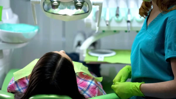 Señora Que Visita Estomatólogo Profesional Para Chequeo Regular Cavidad Oral —  Fotos de Stock