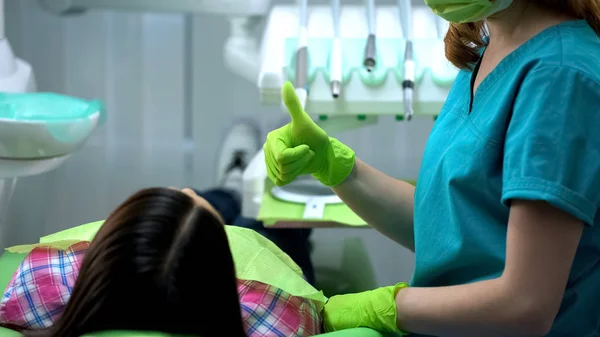 Dentista Dando Recomendações Para Cuidado Dos Dentes Mostrando Polegar Para — Fotografia de Stock