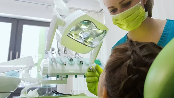 Dentista Pediátrico Preparando Para Perfurar Pacientes Dente Procedimento Remoção Cárie — Fotografia de Stock