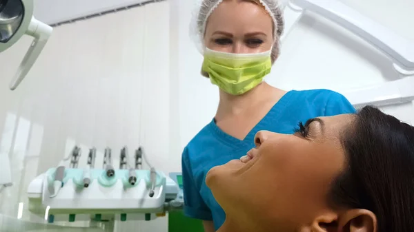 Feliz Dentista Paciente Sonriendo Después Una Exitosa Operación Dental Nueva —  Fotos de Stock