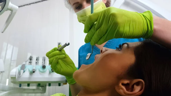 Mulher Dentista Cura Ladys Dentes Médico Prestação Serviços Odontológicos Medicina — Fotografia de Stock