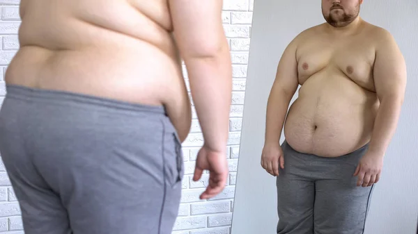 Homem Obeso Que Sofre Excesso Peso Barriga Olhando Espelho Problema — Fotografia de Stock