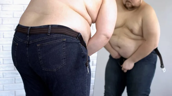 Tlustý Muž Snaží Tlačítka Těsné Džíny Problém Nadváhou Nezdravý Životní — Stock fotografie