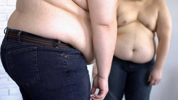 Homem Obeso Deprimido Olhando Para Reflexo Espelho Barriga Gorda Problema — Fotografia de Stock