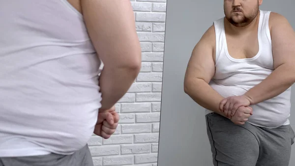 Dicker Junger Mann Posiert Spiegel Und Gibt Vor Muskulös Sein — Stockfoto