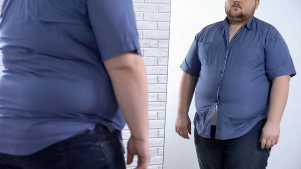 Παχύσαρκος Άνδρας Φορώντας Σφιχτό Πουκάμισο Υπερμεγέθη Ρούχα Πρόβλημα Ανασφάλειες — Φωτογραφία Αρχείου