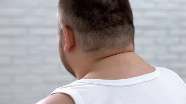 Pria Gemuk Duduk Membungkuk Orang Gemuk Menderita Sakit Punggung Closeup — Stok Foto