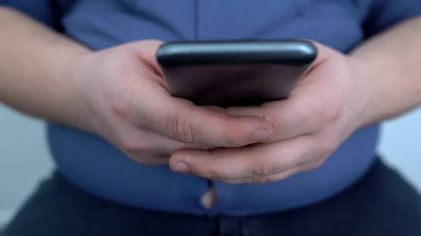 Luie Fat Man Spelen Smartphone Babbelen Vrienden Sedentaire Levensstijl — Stockfoto