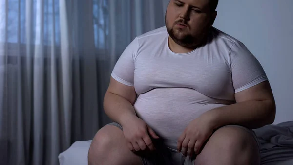 Homem Gordo Sente Peso Dor Estômago Inchaço Abdominal Indigestão — Fotografia de Stock