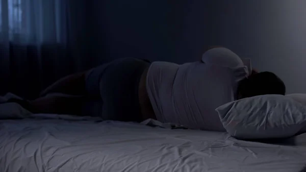 肥胖男性睡在床上 舒适的整形外科床垫 宁静的梦 — 图库照片