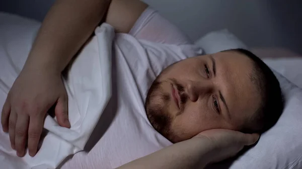 Надмірна Вага Людини Ліжку Намагається Заснути Розлад Здоров Безсоння Тривога — стокове фото