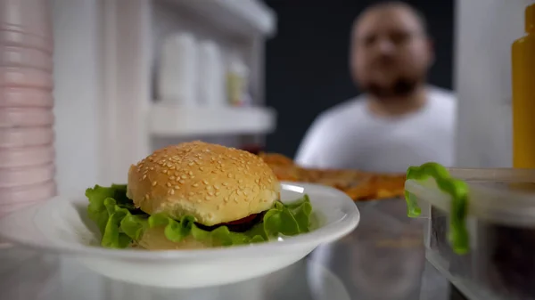 Hongerige Man Kijken Hamburger Koelkast Verleiding Eten Fastfood Dieet Mislukking — Stockfoto