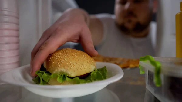 Gros Affamé Homme Prenant Hamburger Partir Réfrigérateur Échec Alimentation Mode — Photo