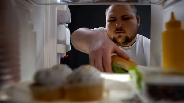 Feta Hungrig Man Tar Hamburgare Från Kylskåp Kost Misslyckande Ohälsosam — Stockfoto