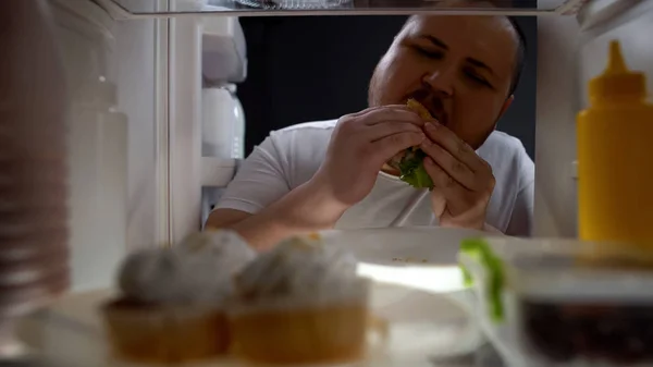 Verslaafd Zwaarlijvige Man Gretig Eten Hamburger Bij Nacht Ongezonde Voeding — Stockfoto