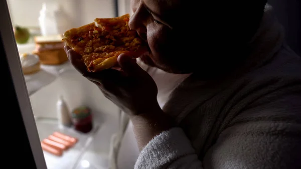 Motiválatlan Elhízott Bachelor Pizzát Közelében Hűtőszekrény Eszik Éjjel Diéta Hiba — Stock Fotó