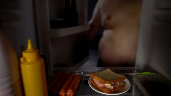 Hombre Obeso Abre Puerta Del Refrigerador Para Comer Sándwich Por — Foto de Stock