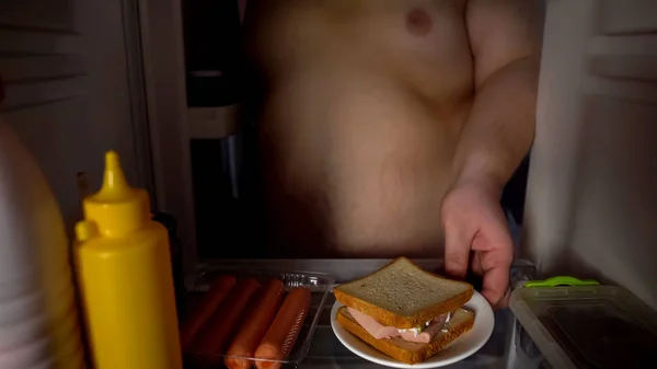 Masculin Gras Luând Sandwich Din Frigider Nutriție Nesănătoasă Stil Viață — Fotografie, imagine de stoc