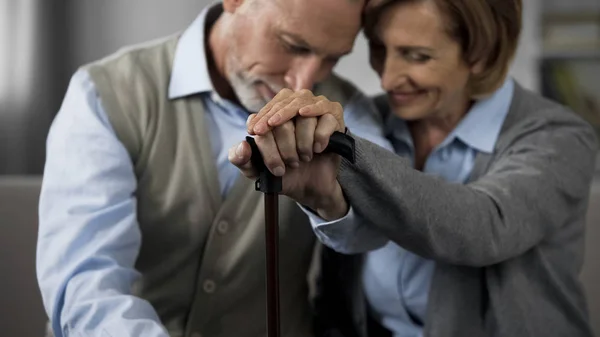 Idősebb Házas Emberek Együtt Ültek Gazdaság Kezek Sétabot Közelség — Stock Fotó
