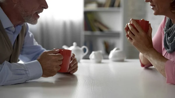 Ältere Männer Und Frauen Sitzen Küchentisch Trinken Tee Glückliches Paar — Stockfoto