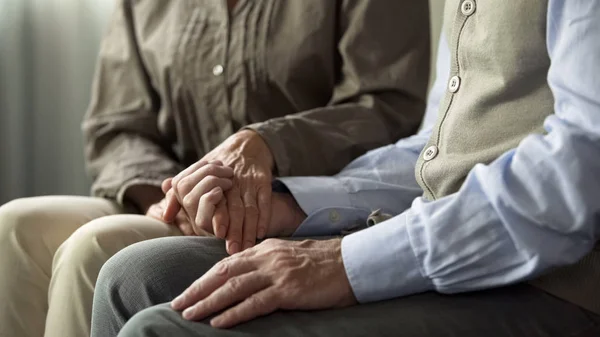 Retiree Maschio Femmina Seduta Sul Divano Donna Che Tiene Uomo — Foto Stock