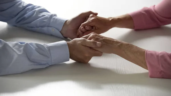 Idoso Marido Segurando Mãos Suas Esposas Casal Mesa Amor Casamento — Fotografia de Stock