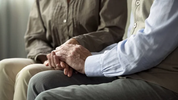 Ouderen Paar Zittend Bank Hand Hand Inzicht Lange Huwelijk — Stockfoto