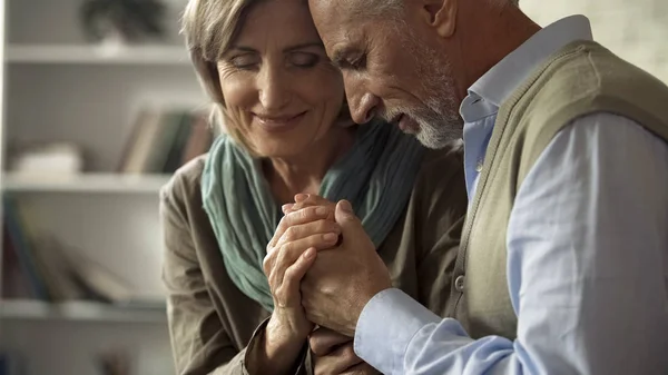 Älteres Paar Genießt Glücklichen Moment Zärtlich Händchen Haltend Erfolgreiche Ehe — Stockfoto