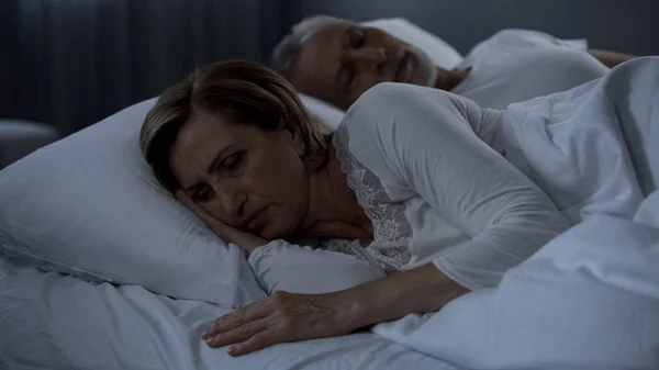 Άγρυπνες Κυρία Ξαπλωμένη Στο Κρεβάτι Γύρισε Πίσω Άνθρωπος Υποφέρει Εμμηνόπαυση — Φωτογραφία Αρχείου