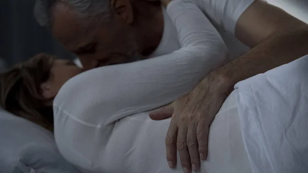 Απαλό Μεσήλικας Φιλί Και Αγκαλιάζει Γυναίκα Άντρας Και Γυναίκα Ξαπλωμένη — Φωτογραφία Αρχείου