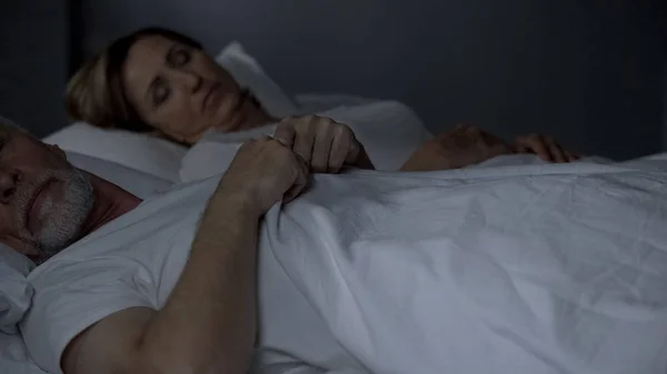 Ηλικιωμένο Ζευγάρι Κοιμάται Στο Κρεβάτι Έλλειψη Συναισθημάτων Προβλήματα Δραστικότητα Εμμηνόπαυση — Φωτογραφία Αρχείου