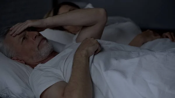 Προβληματίζει Ηλικιωμένους Άνδρες Ξαπλωμένοι Άγρυπνες Στο Κρεβάτι Που Πάσχουν Πονοκέφαλο — Φωτογραφία Αρχείου