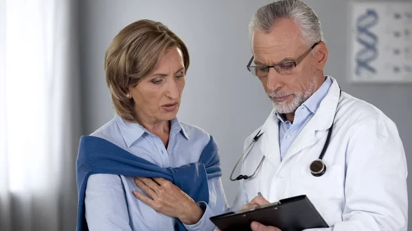 Ηλικιωμένος Γιατρός Εξηγεί Αποτελέσματα Των Δοκιμών Σοκαρισμένος Κυρία Ακριβό Φάρμακο — Φωτογραφία Αρχείου