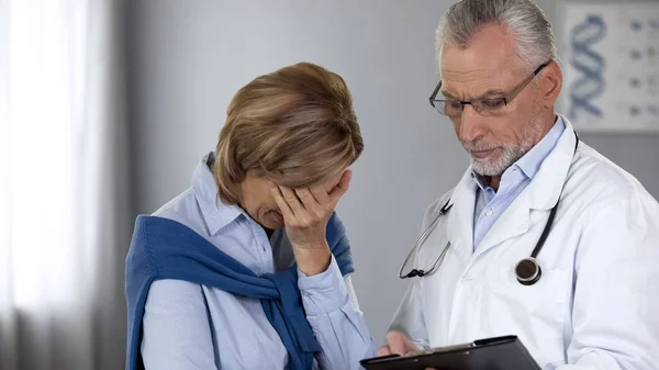 Arts Tonen Ongelukkige Vrouw Slechte Testresultaten Behandeling Van Kanker Oncologie — Stockfoto