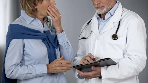 Dokter Dame Informeren Haar Ziek Familielid Vrouw Geschokt Door Slecht — Stockfoto