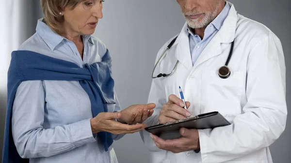 Patientin Schockiert Über Behandlungskosten Krankenversicherung Böse Überraschung — Stockfoto