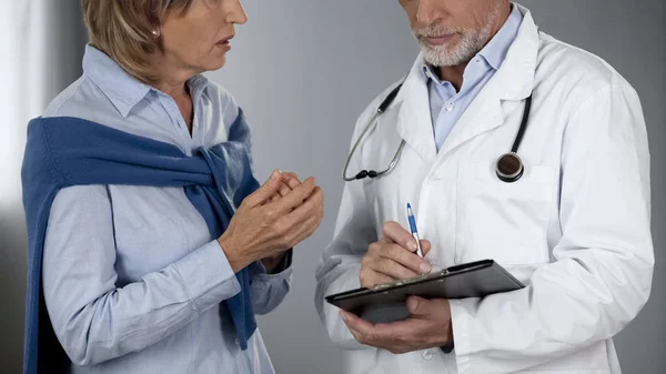 Patiente Parlant Avec Médecin Des Résultats Des Tests Choquée Par — Photo